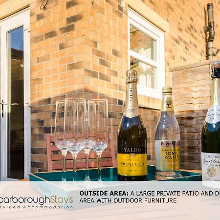 Hibernia Place, 3 Bedroom Townhouse With Patio & Seating Area - Free Parking Scarborough Bagian luar foto
