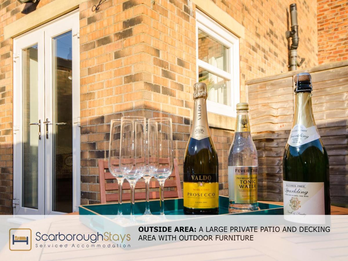 Hibernia Place, 3 Bedroom Townhouse With Patio & Seating Area - Free Parking Scarborough Bagian luar foto