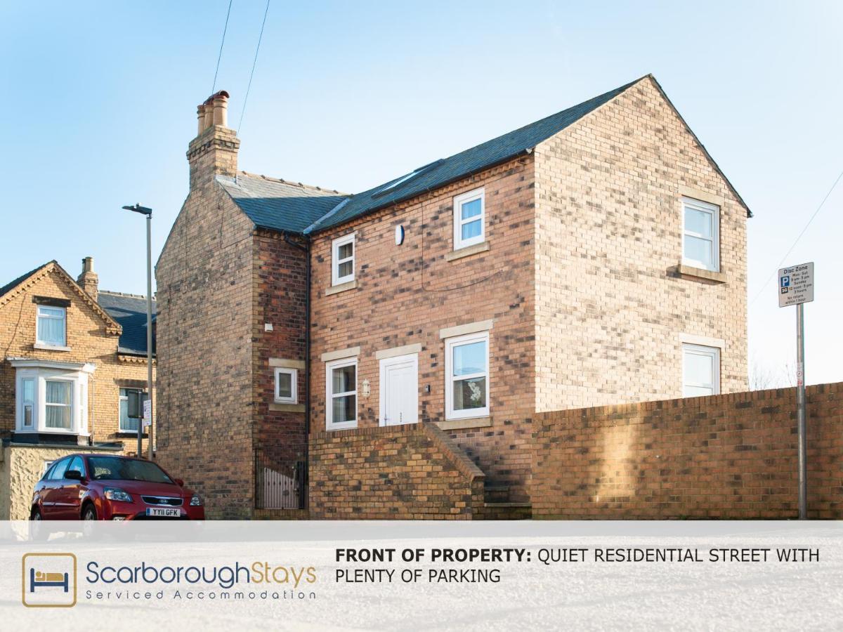Hibernia Place, 3 Bedroom Townhouse With Patio & Seating Area - Free Parking Scarborough Bagian luar foto