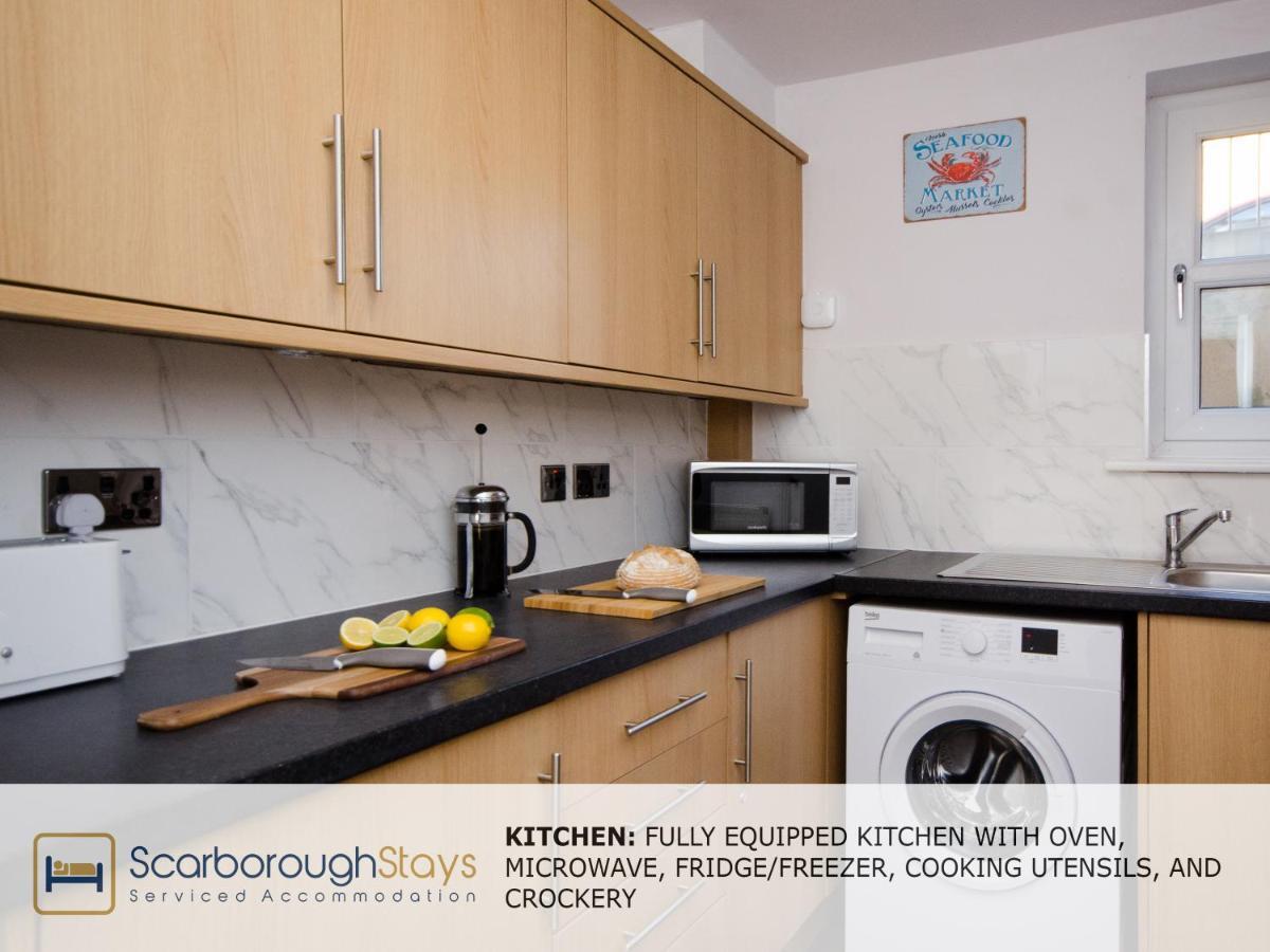 Hibernia Place, 3 Bedroom Townhouse With Patio & Seating Area - Free Parking Scarborough Bagian luar foto