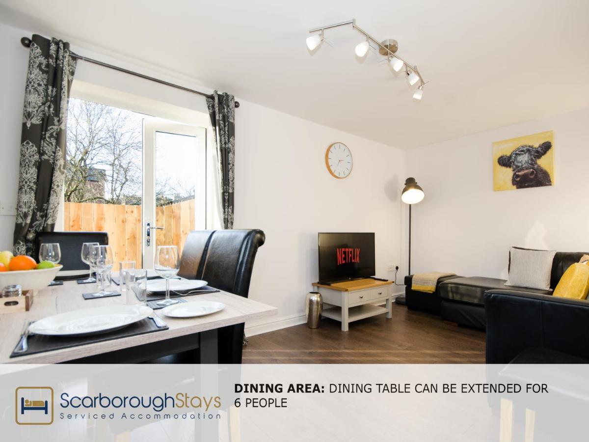 Hibernia Place, 3 Bedroom Townhouse With Patio & Seating Area - Free Parking Scarborough Bagian luar foto