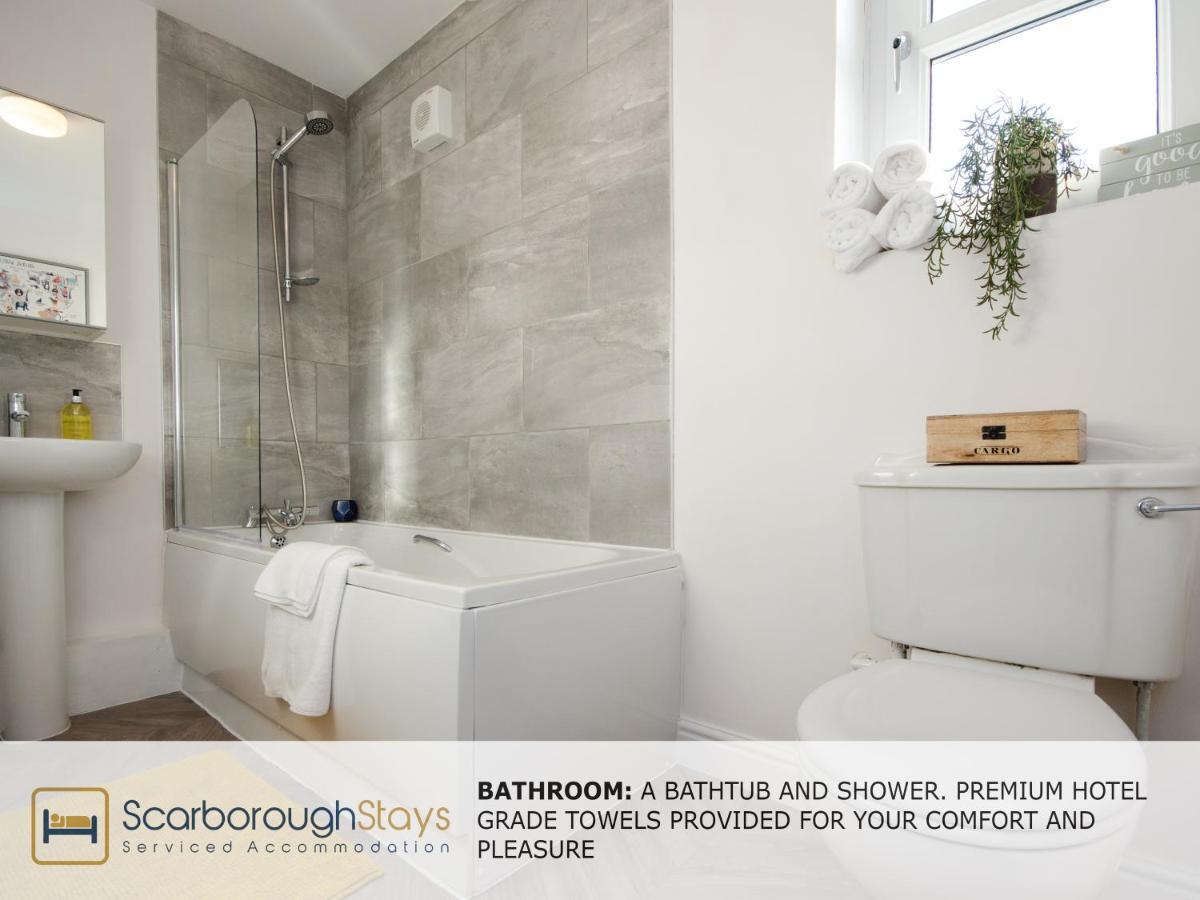Hibernia Place, 3 Bedroom Townhouse With Patio & Seating Area - Free Parking Scarborough Bagian luar foto